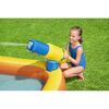 Kind spielt mit Wasserwerfer im Planschbecken