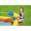 Kind spielt mit Wasserwerfer im Planschbecken