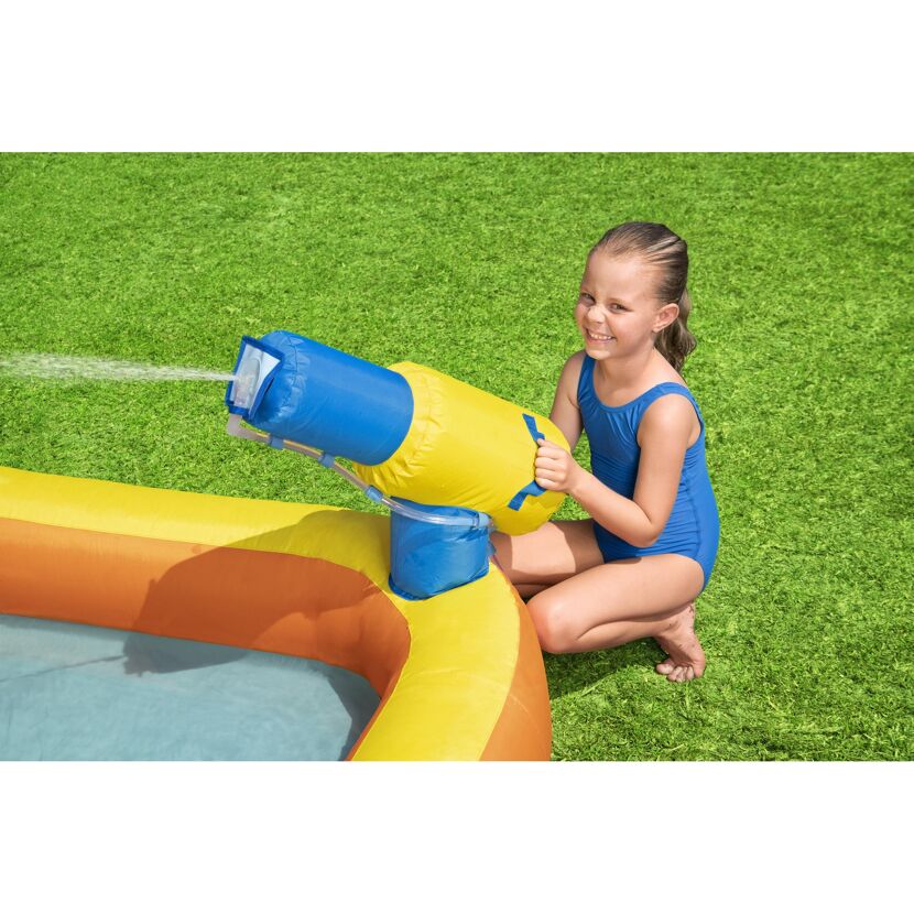Kind spielt mit Wasserwerfer im Planschbecken
