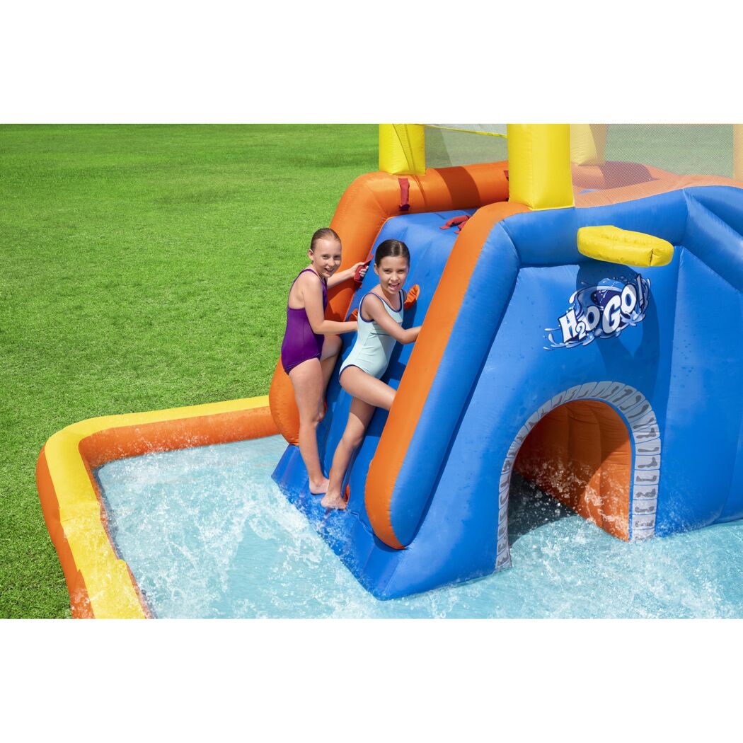 Zwei Kinder rutschen auf einer aufblasbaren Wasserrutsche.