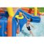 Kind wirft Basketball in aufblasbarem Wasserpark