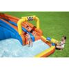 Zwei Kinder rutschen auf einer aufblasbaren Wasserrutsche.