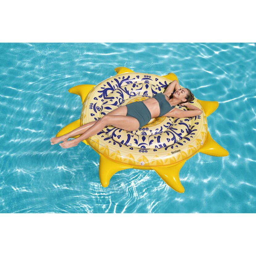 Person entspannt auf einer aufblasbaren Sonneninsel im Pool.