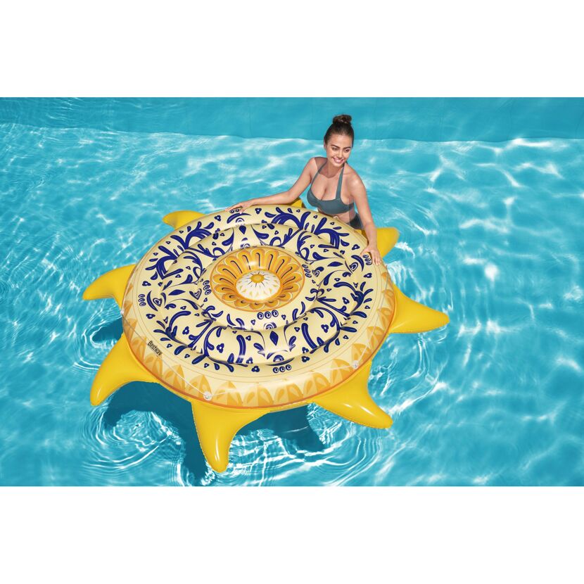 Person auf einer aufblasbaren Badeinsel in Form einer Sonne