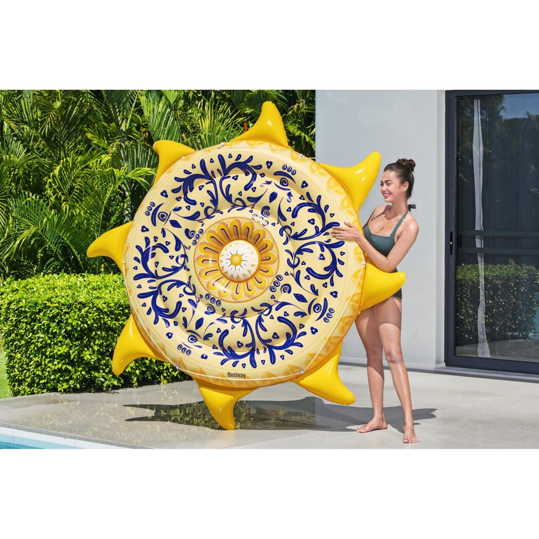Person hält große aufblasbare Sonne am Pool