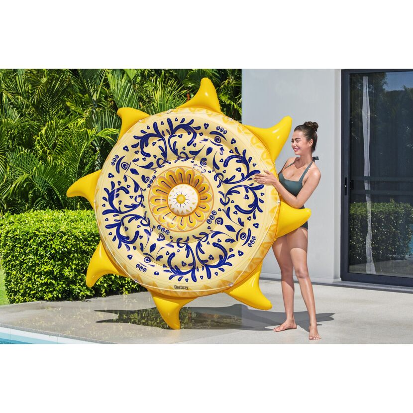 Person hält große aufblasbare Sonne am Pool
