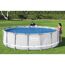 Zwei Personen decken einen Bestway Power Steel Pool ab.