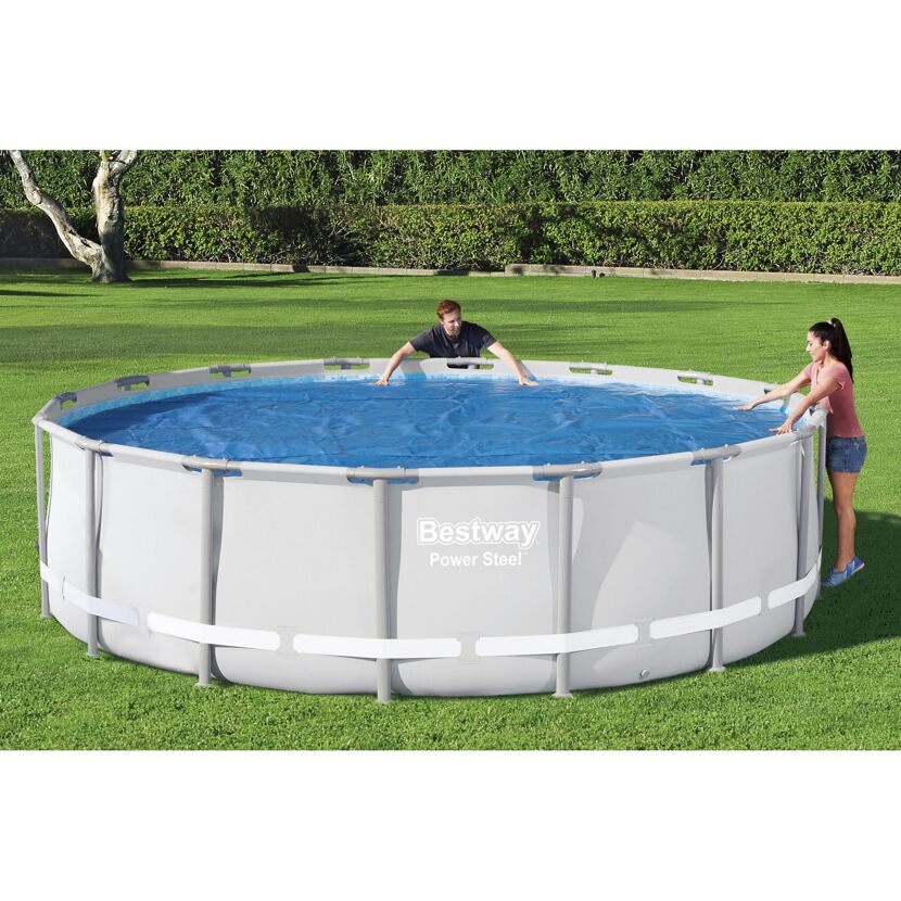 Zwei Personen decken einen Bestway Power Steel Pool ab.