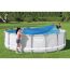 Zwei Personen decken einen aufblasbaren Pool mit einer blauen Solarabdeckplane ab.