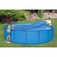 Zwei Personen decken einen blauen Pool mit einer Solarabdeckplane ab.