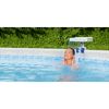 Person genießt LED-Wasserfall im Pool