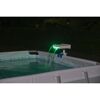 Pool mit LED-Wasserfall in grün beleuchtet