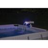 Pool mit LED-Wasserfall bei Nacht