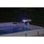 Pool mit LED-Wasserfall bei Nacht