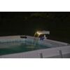 Pool mit beleuchtetem Wasserfall bei Nacht