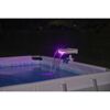 Pool mit LED-Wasserfall in der Nacht