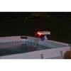 LED-Wasserfall beleuchtet einen Pool nachts in rot
