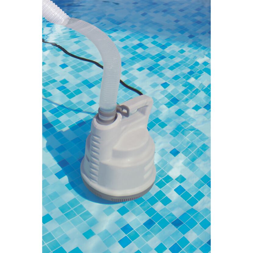 Tauchpumpe im Pool