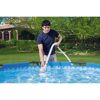 Person reinigt Pool mit Tauchpumpe