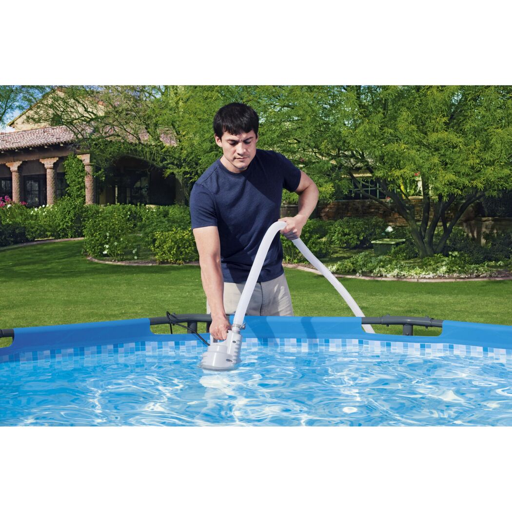 Person reinigt Pool mit Tauchpumpe