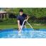Person reinigt Pool mit Tauchpumpe