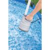 Person reinigt Pool mit Tauchpumpe