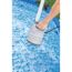 Person reinigt Pool mit Tauchpumpe