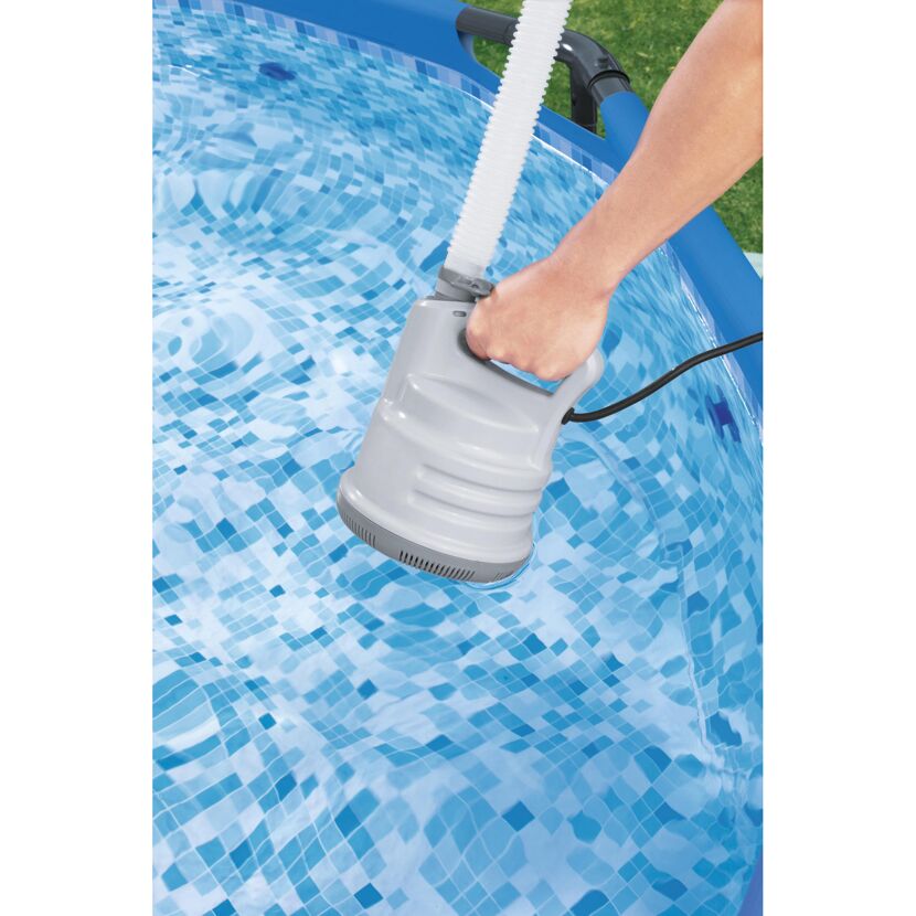 Person reinigt Pool mit Tauchpumpe