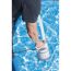 Person verwendet Tauchpumpe im Pool