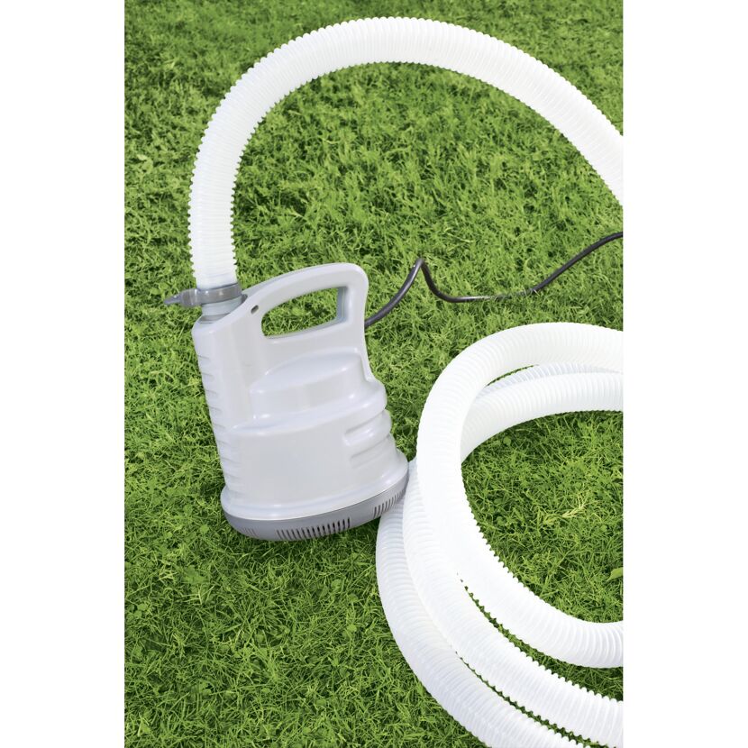 Tauchpumpe mit weißem Schlauch auf Rasen