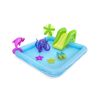 Aufblasbares Wasserspielcenter mit Rutsche und Wasserspielzeug.