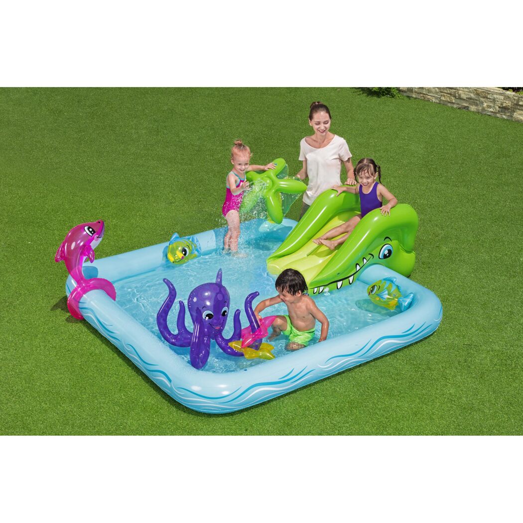 Kinder spielen in einem aufblasbaren Planschbecken mit Rutsche.
