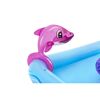 Blaues Planschbecken mit einem aufblasbaren Delfin.