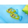 Zwei aufblasbare Fische