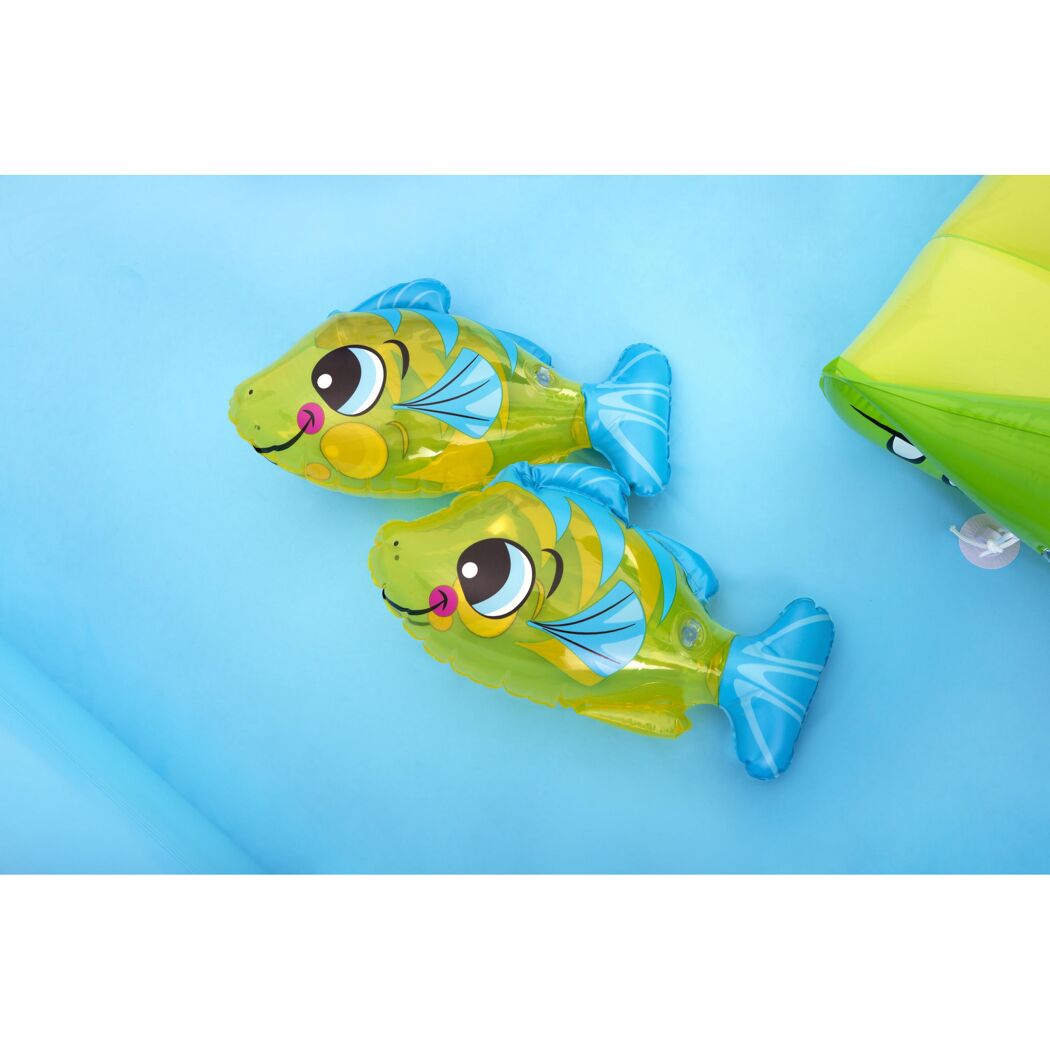 Zwei aufblasbare Fische