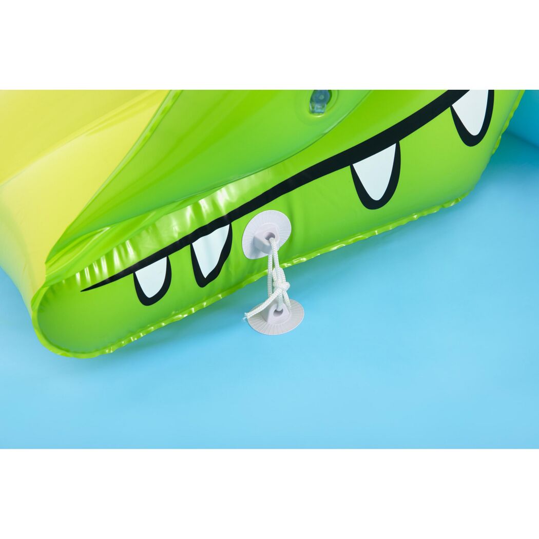 Nahaufnahme der Befestigungsschnur eines aufblasbaren Wasserspielcenters