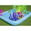Kind spielt in einem aufblasbaren Wasserspielcenter.
