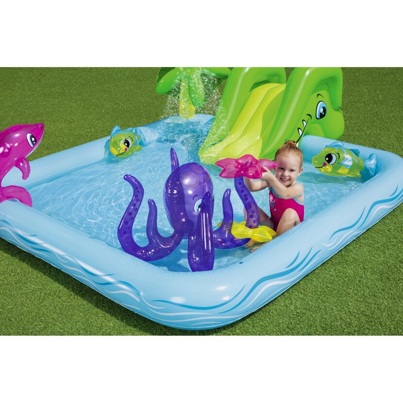Kind spielt in einem aufblasbaren Wasserspielcenter.