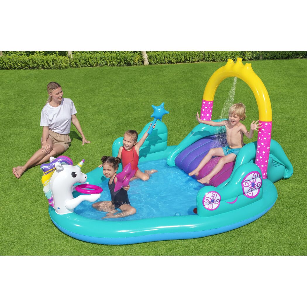 Kinder spielen in einem aufblasbaren Einhorn-Pool.