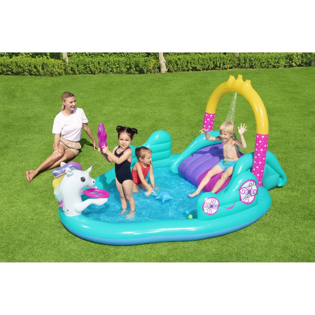 Drei Kinder spielen in einem Einhorn-Planschbecken mit Rutsche.