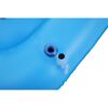 Nahaufnahme des Ventils einer blauen Schwimm-Plattform.