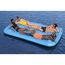 Vier Personen entspannen auf einer blauen aufblasbaren Schwimm-Plattform.