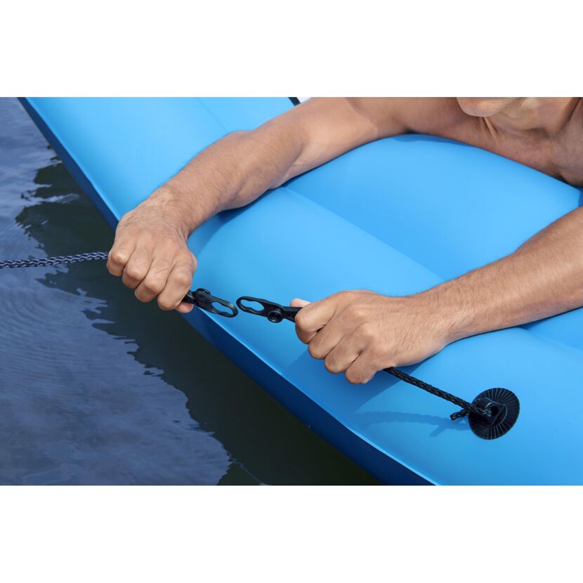 Person befestigt Seil an blauer Schwimm-Plattform.