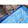Person rollt eine Hydro-Force Schwimm-Plattform auf