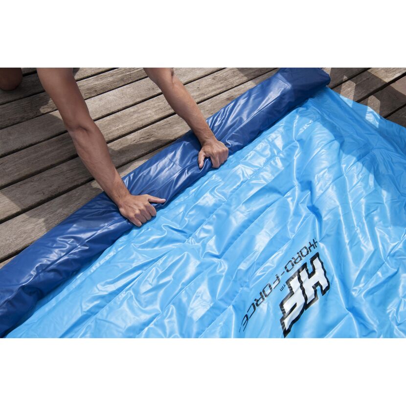 Person rollt eine Hydro-Force Schwimm-Plattform auf