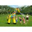 Kinder spielen im Garten mit einem aufblasbaren Wassersprinkler in Form einer Giraffe.
