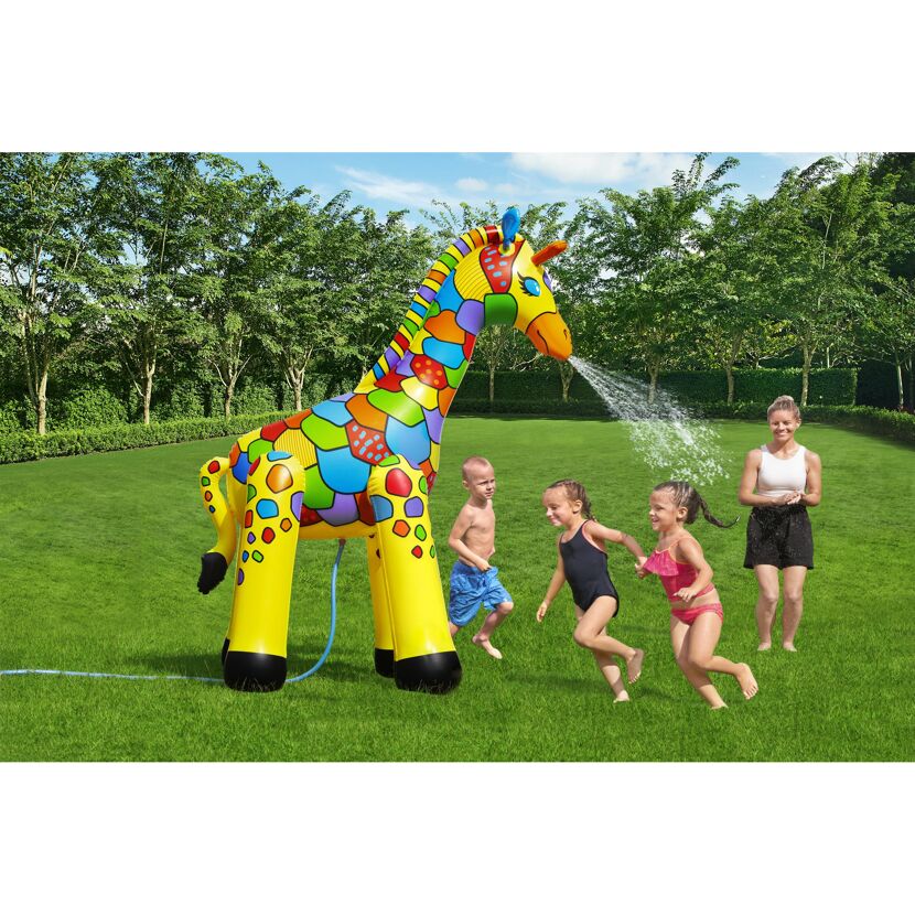 Kinder spielen im Garten mit einem aufblasbaren Wassersprinkler in Form einer Giraffe.