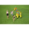 Kinder spielen mit einem aufblasbaren Wassersprinkler in Form einer Giraffe.