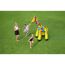 Kinder spielen mit einem aufblasbaren Wassersprinkler in Form einer Giraffe.