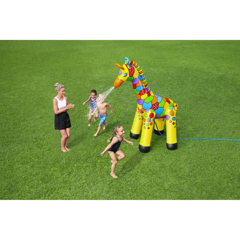 Kinder spielen mit einem aufblasbaren Wassersprinkler in Form einer Giraffe.